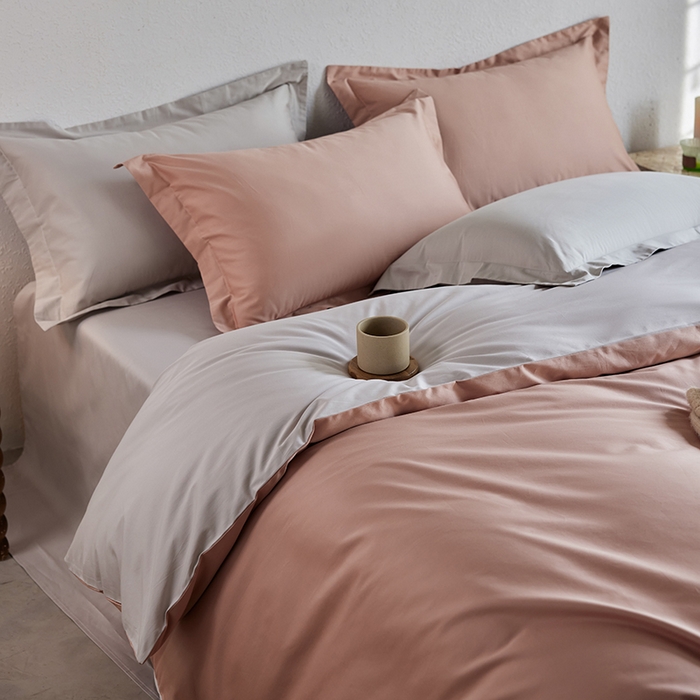 91家纺网 家纺一手货源 找家纺 轩和家居 2025新款50S贡缎长绒棉纯棉四件套 罗卡芙+迷雾灰