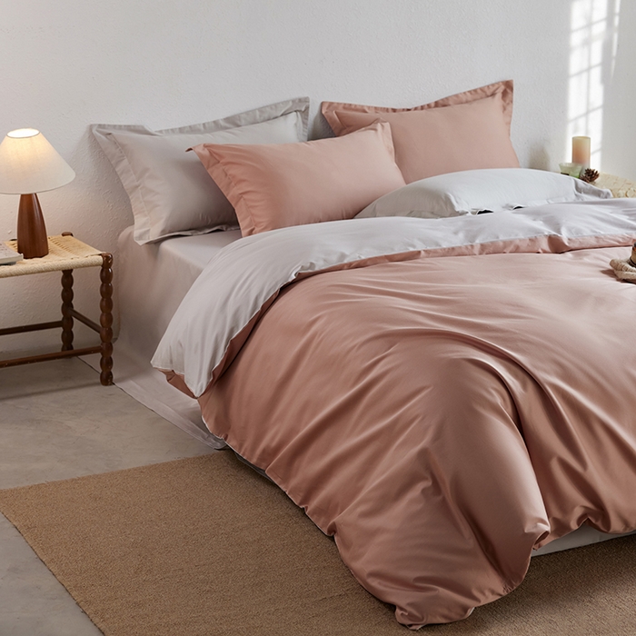 91家纺网 家纺一手货源 找家纺 轩和家居 2025新款50S贡缎长绒棉纯棉四件套 罗卡芙+迷雾灰