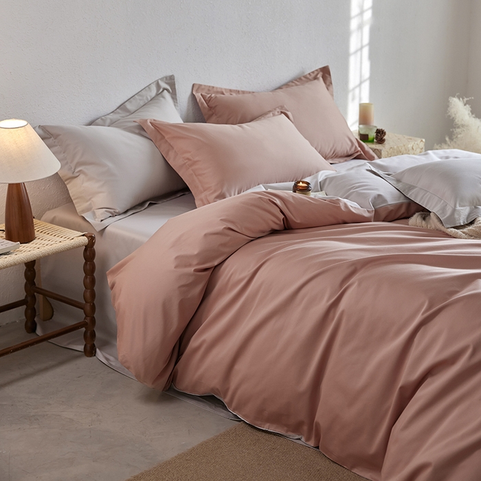 91家纺网 家纺一手货源 找家纺 轩和家居 2025新款50S贡缎长绒棉纯棉四件套 罗卡芙+迷雾灰