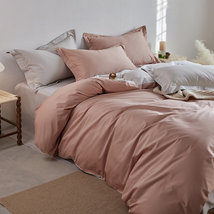 91家纺网 家纺一手货源 找家纺 轩和家居 2025新款50S贡缎长绒棉纯棉四件套 罗卡芙+迷雾灰