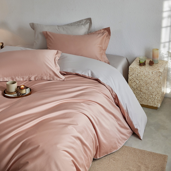 91家纺网 家纺一手货源 找家纺 轩和家居 2025新款50S贡缎长绒棉纯棉四件套 罗卡芙+迷雾灰