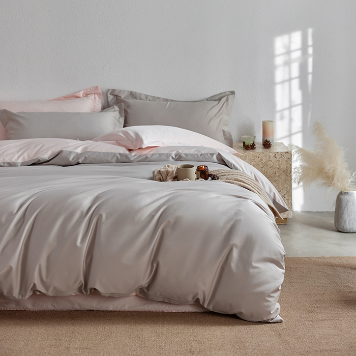 91家纺网 家纺一手货源 找家纺 轩和家居 2025新款50S贡缎长绒棉纯棉四件套 迷雾灰+夏恋粉