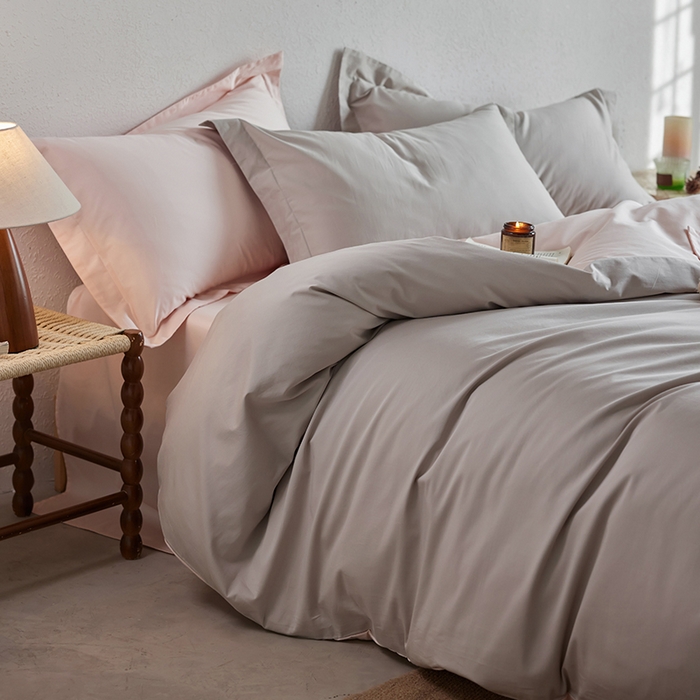 91家纺网 家纺一手货源 找家纺 轩和家居 2025新款50S贡缎长绒棉纯棉四件套 迷雾灰+夏恋粉