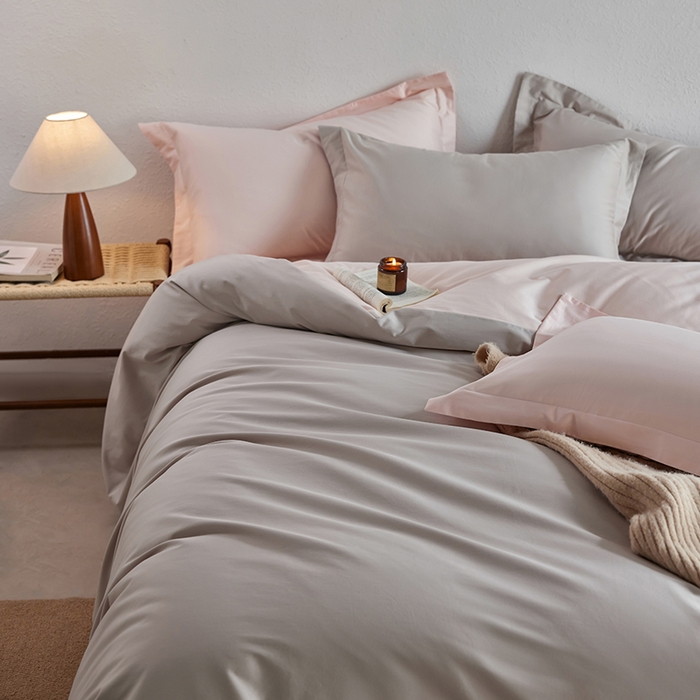 91家纺网 家纺一手货源 找家纺 轩和家居 2025新款50S贡缎长绒棉纯棉四件套 迷雾灰+夏恋粉