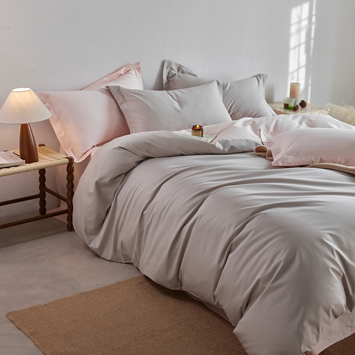 91家纺网 家纺一手货源 找家纺 轩和家居 2025新款50S贡缎长绒棉纯棉四件套 迷雾灰+夏恋粉