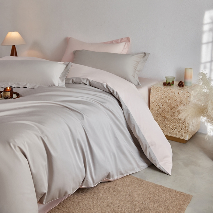 91家纺网 家纺一手货源 找家纺 轩和家居 2025新款50S贡缎长绒棉纯棉四件套 迷雾灰+夏恋粉