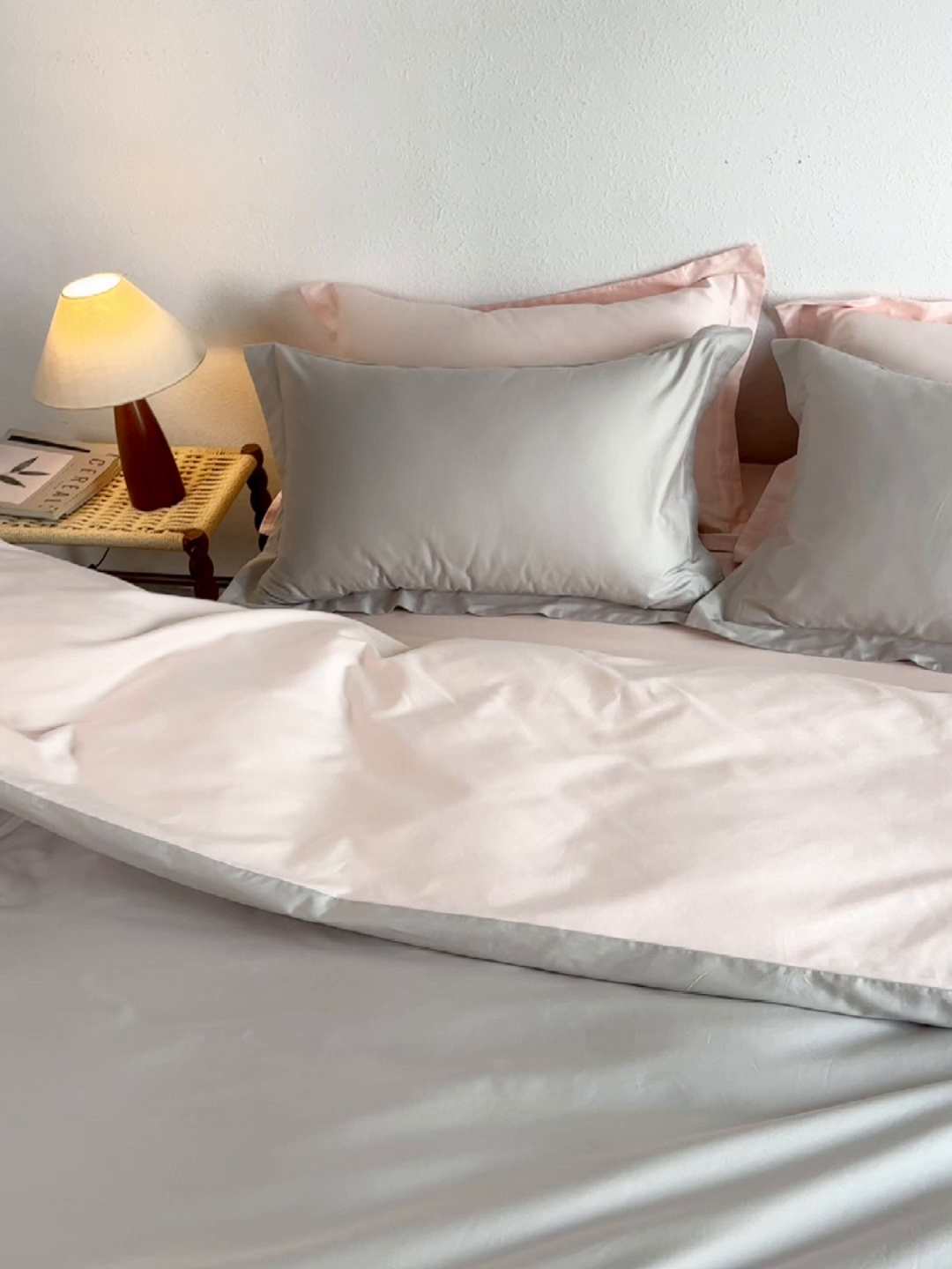 91家纺网 家纺一手货源 找家纺 轩和家居 2025新款50S贡缎长绒棉纯棉四件套 迷雾灰+夏恋粉