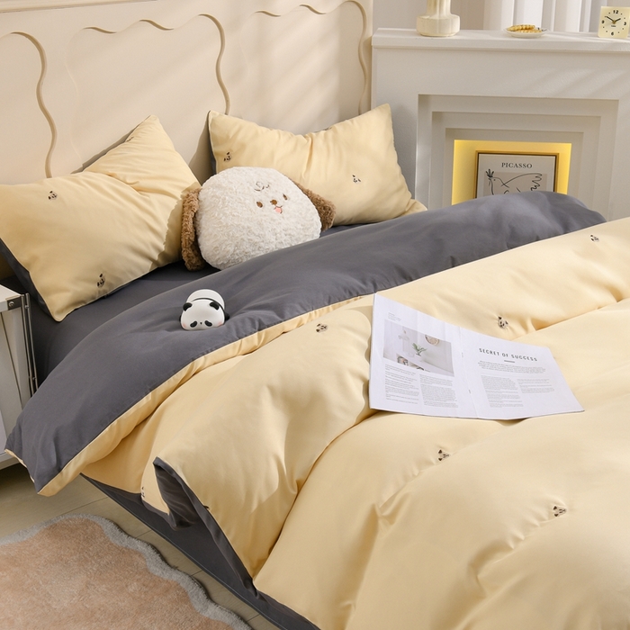 91家纺网 家纺一手货源 找家纺 推推家纺 2025新款刺绣水洗棉小清新四件套 熊头-米驼+深灰