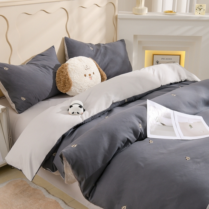 91家纺网 家纺一手货源 找家纺 推推家纺 2025新款刺绣水洗棉小清新四件套 熊头-深灰+浅灰