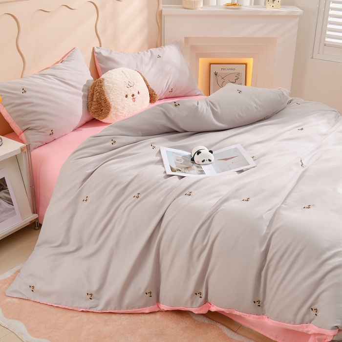 91家纺网 家纺一手货源 找家纺 推推家纺 2025新款刺绣水洗棉小清新四件套 熊头-浅灰+浅玉