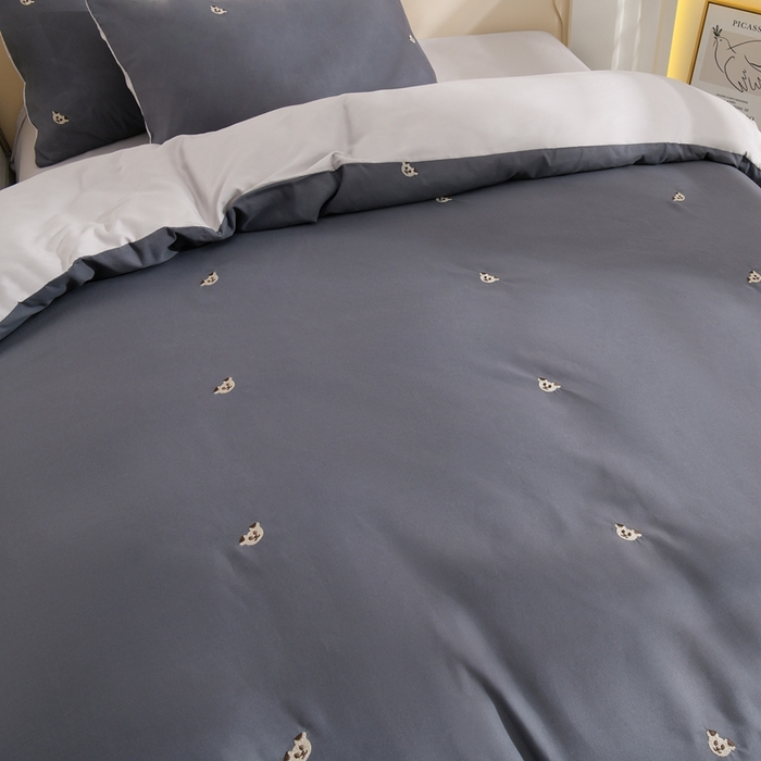 91家纺网 家纺一手货源 找家纺 推推家纺 2025新款刺绣水洗棉小清新四件套 熊头-深灰+浅灰