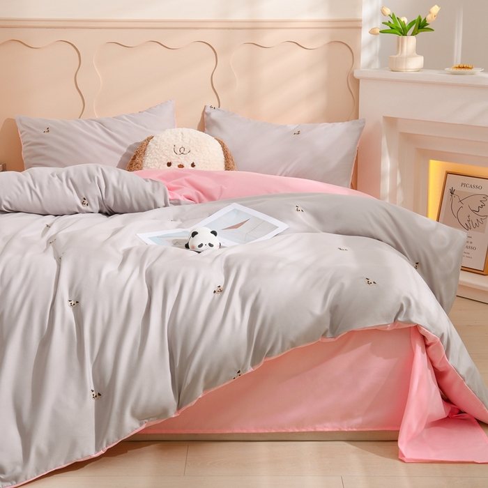 91家纺网 家纺一手货源 找家纺 推推家纺 2025新款刺绣水洗棉小清新四件套 熊头-浅灰+浅玉