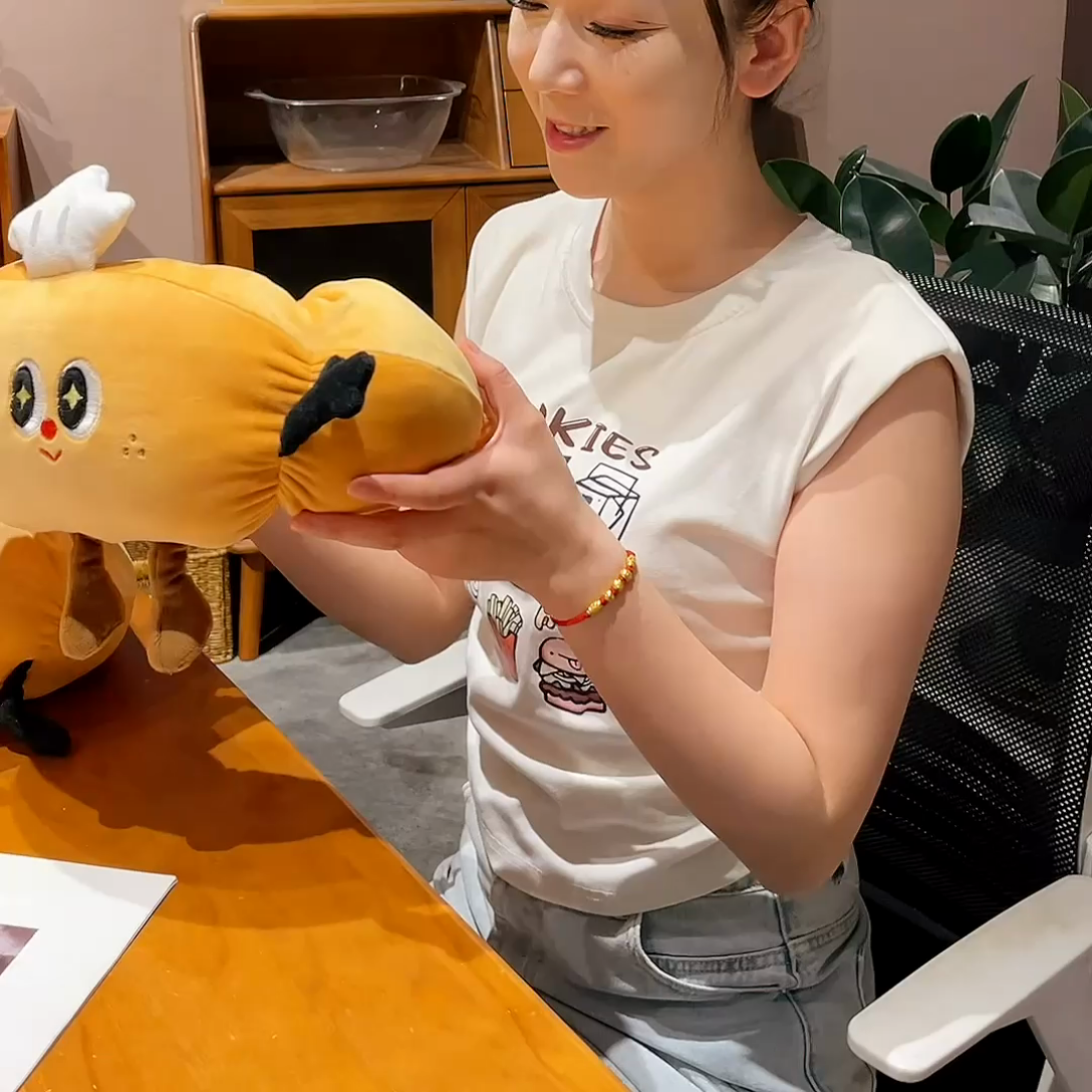 91家纺网 家纺一手货源 找家纺 （总）仟亿莱2025新款趣味牛角包毛毛虫U枕