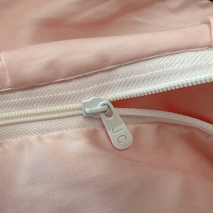 91家纺网 家纺一手货源 找家纺 爱彼家纺 2025春夏新款夏季凉感冰丝花边四件套 冰丝花边款-樱桃粉