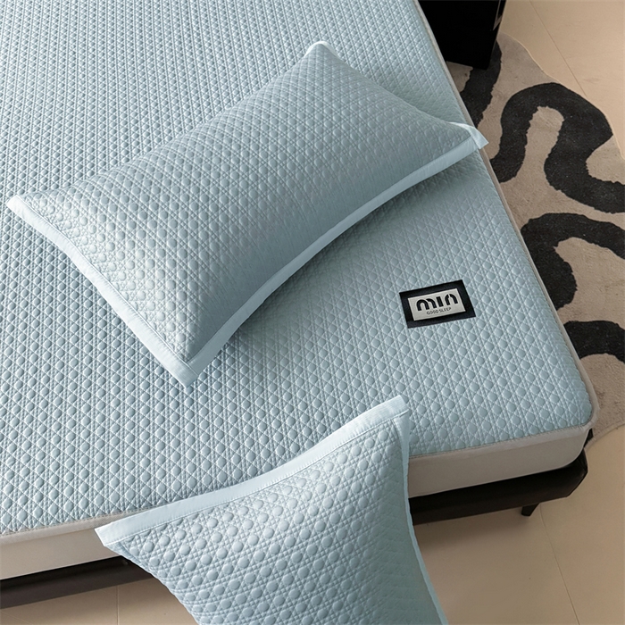 91家纺网 家纺一手货源 找家纺 耐思家纺 2025新款MIN豆豆凉席空调席系列-床笠款 MIN冰豆豆-冰晶蓝-床笠款