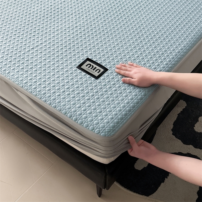 91家纺网 家纺一手货源 找家纺 耐思家纺 2025新款MIN豆豆凉席空调席系列-床笠款 MIN冰豆豆-冰晶蓝-床笠款