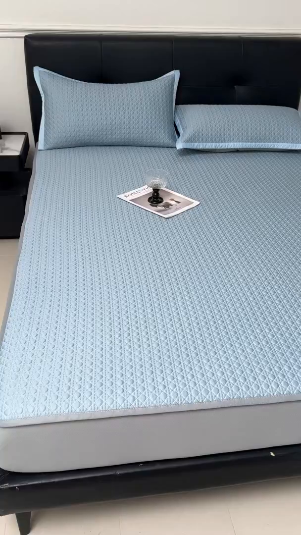 91家纺网 家纺一手货源 找家纺 耐思家纺 2025新款MIN豆豆凉席空调席系列-床笠款 MIN冰豆豆-冰晶蓝-床笠款