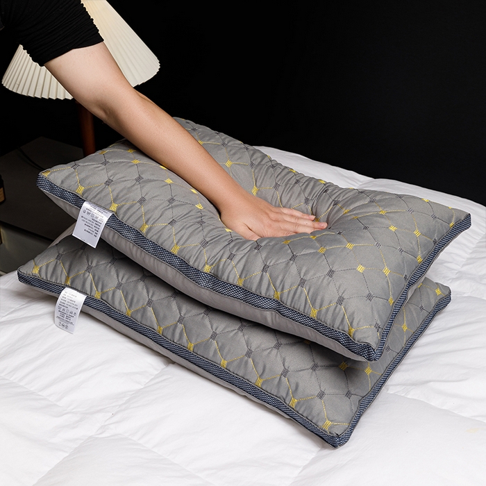 91家纺网 家纺一手货源 找家纺 雅晨枕芯 2025新款满天星透气绗绣羽丝绒枕芯枕头 满天星绗绣羽丝绒枕-灰色 48x74低枕/只 600克