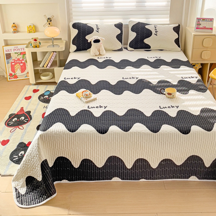 91家纺网 家纺一手货源 找家纺 金鑫汇家纺 2025新款全棉绗缝夹棉印花床盖 波浪世界