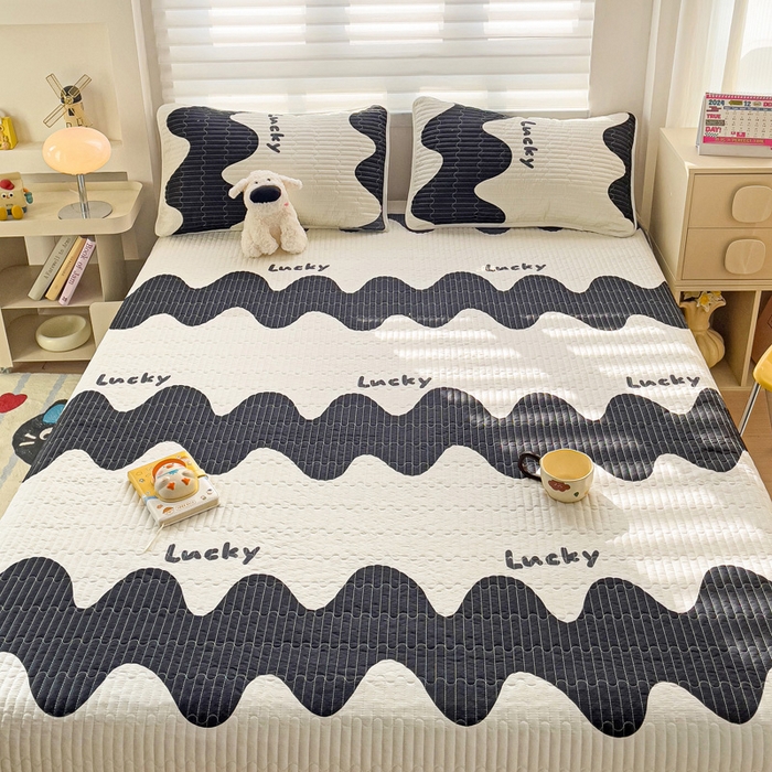 91家纺网 家纺一手货源 找家纺 金鑫汇家纺 2025新款全棉绗缝夹棉印花床盖 波浪世界