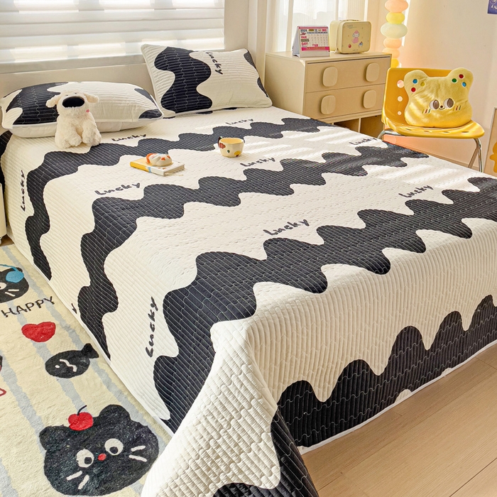 91家纺网 家纺一手货源 找家纺 金鑫汇家纺 2025新款全棉绗缝夹棉印花床盖 波浪世界