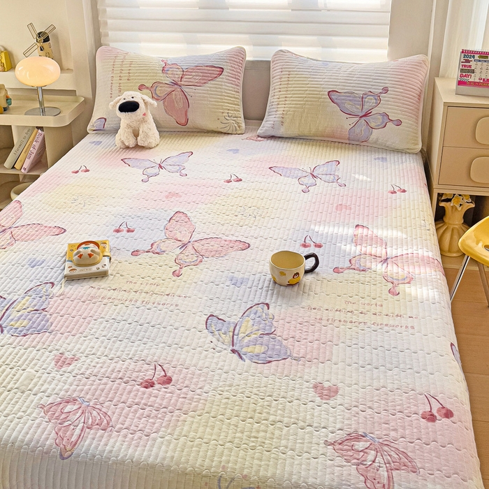 91家纺网 家纺一手货源 找家纺 金鑫汇家纺 2025新款全棉绗缝夹棉印花床盖 彩蝶飞舞