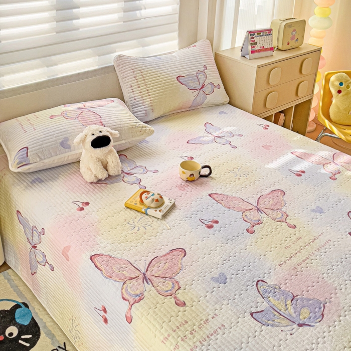 91家纺网 家纺一手货源 找家纺 金鑫汇家纺 2025新款全棉绗缝夹棉印花床盖 彩蝶飞舞