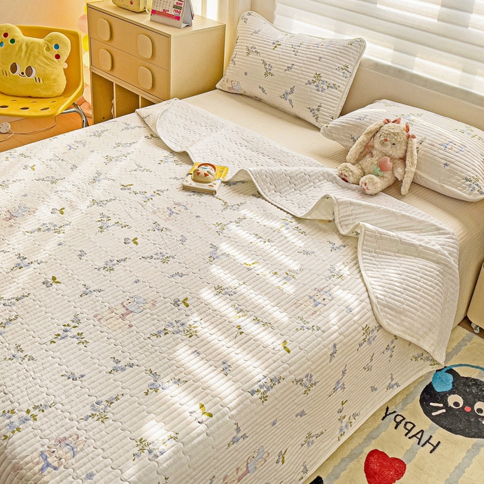 金鑫汇家纺 2025新款全棉绗缝夹棉印花床盖 花丛兔