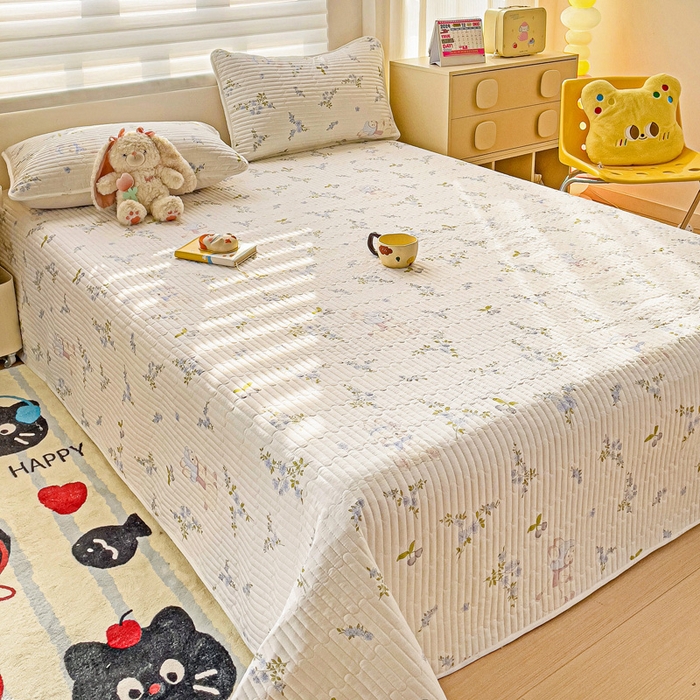 91家纺网 家纺一手货源 找家纺 金鑫汇家纺 2025新款全棉绗缝夹棉印花床盖 花丛兔