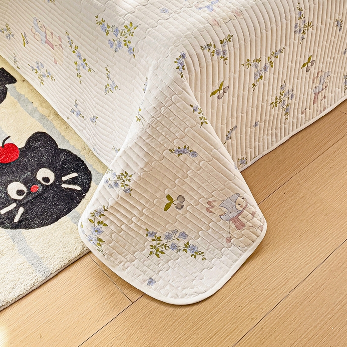 91家纺网 家纺一手货源 找家纺 金鑫汇家纺 2025新款全棉绗缝夹棉印花床盖 花丛兔