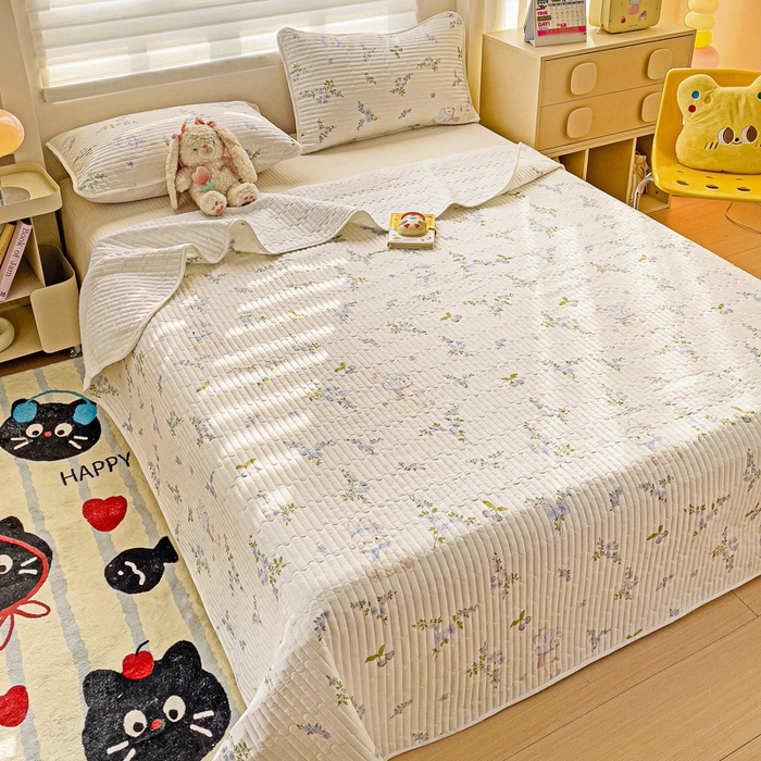 91家纺网 家纺一手货源 找家纺 金鑫汇家纺 2025新款全棉绗缝夹棉印花床盖 花丛兔