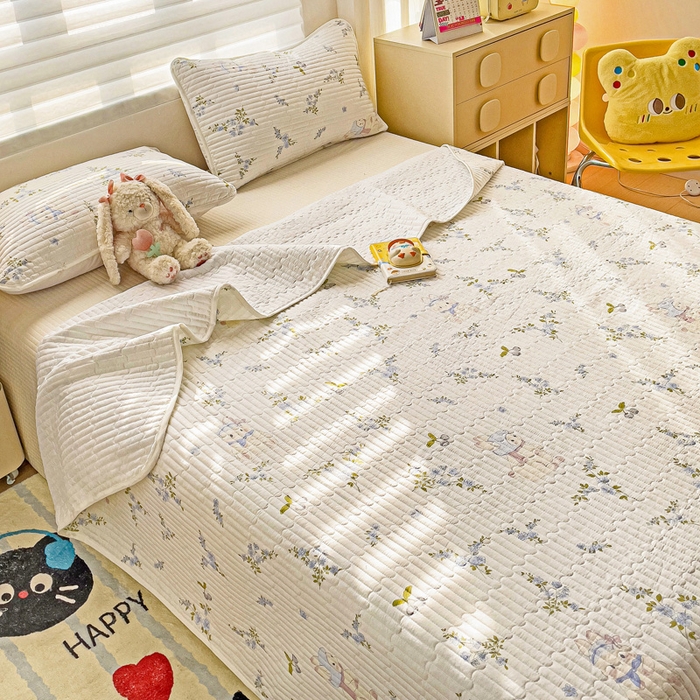 91家纺网 家纺一手货源 找家纺 金鑫汇家纺 2025新款全棉绗缝夹棉印花床盖 花丛兔