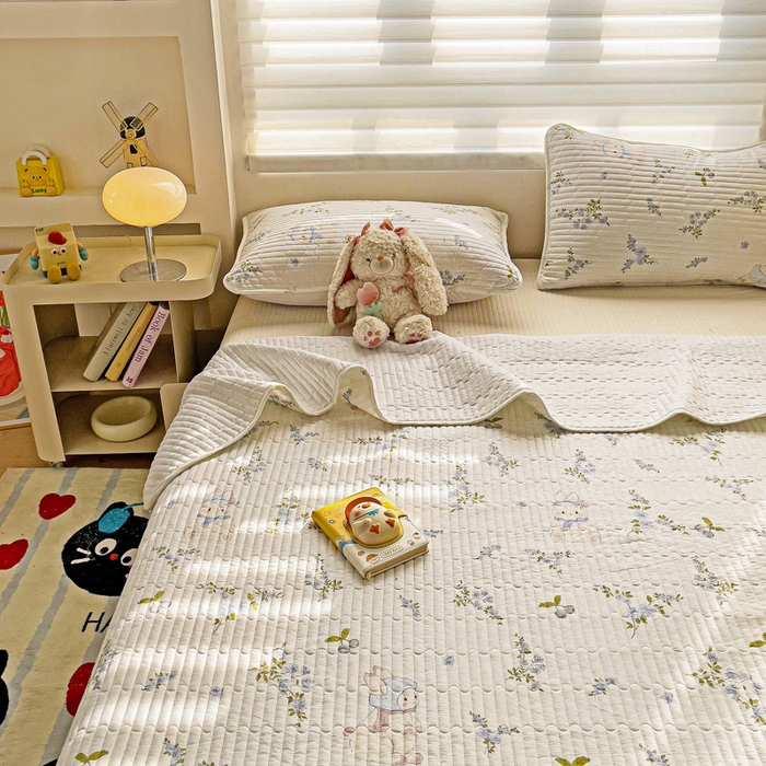 91家纺网 家纺一手货源 找家纺 金鑫汇家纺 2025新款全棉绗缝夹棉印花床盖 花丛兔