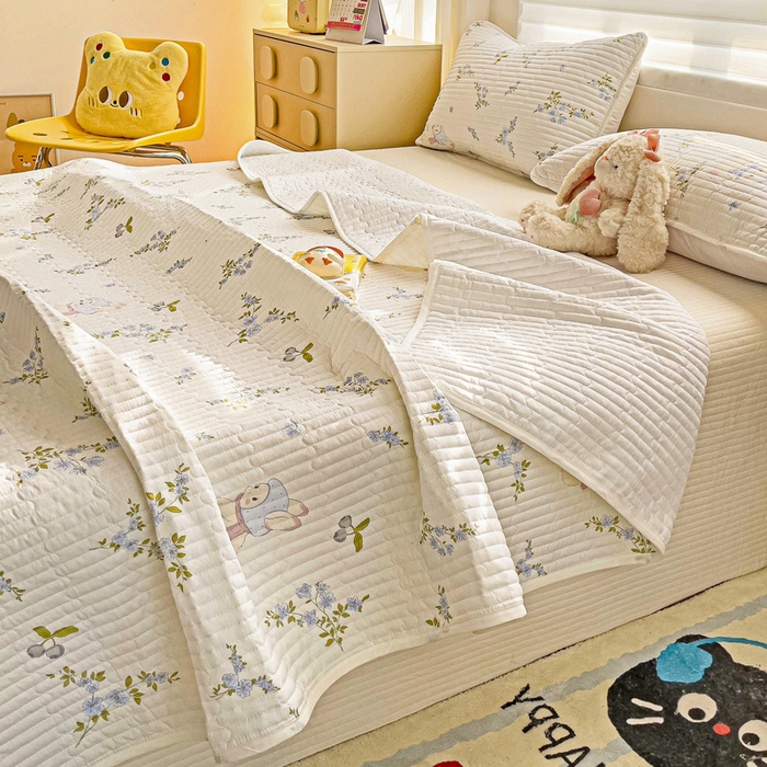 91家纺网 家纺一手货源 找家纺 金鑫汇家纺 2025新款全棉绗缝夹棉印花床盖 花丛兔