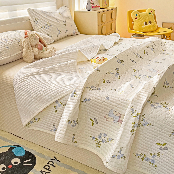 91家纺网 家纺一手货源 找家纺 金鑫汇家纺 2025新款全棉绗缝夹棉印花床盖 花丛兔