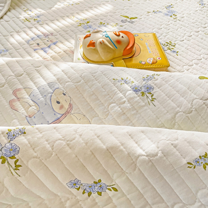 91家纺网 家纺一手货源 找家纺 金鑫汇家纺 2025新款全棉绗缝夹棉印花床盖 花丛兔