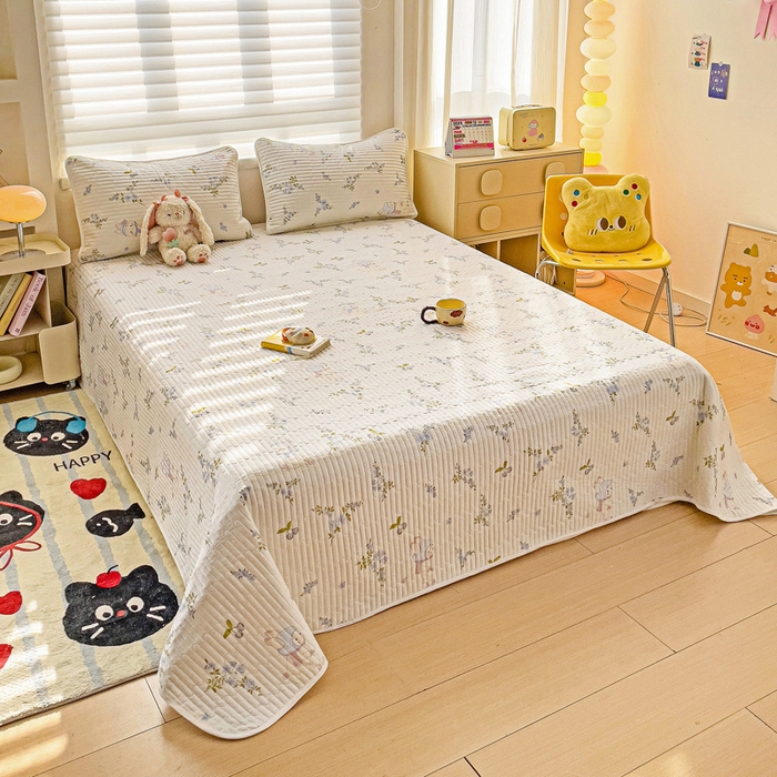 91家纺网 家纺一手货源 找家纺 金鑫汇家纺 2025新款全棉绗缝夹棉印花床盖 花丛兔