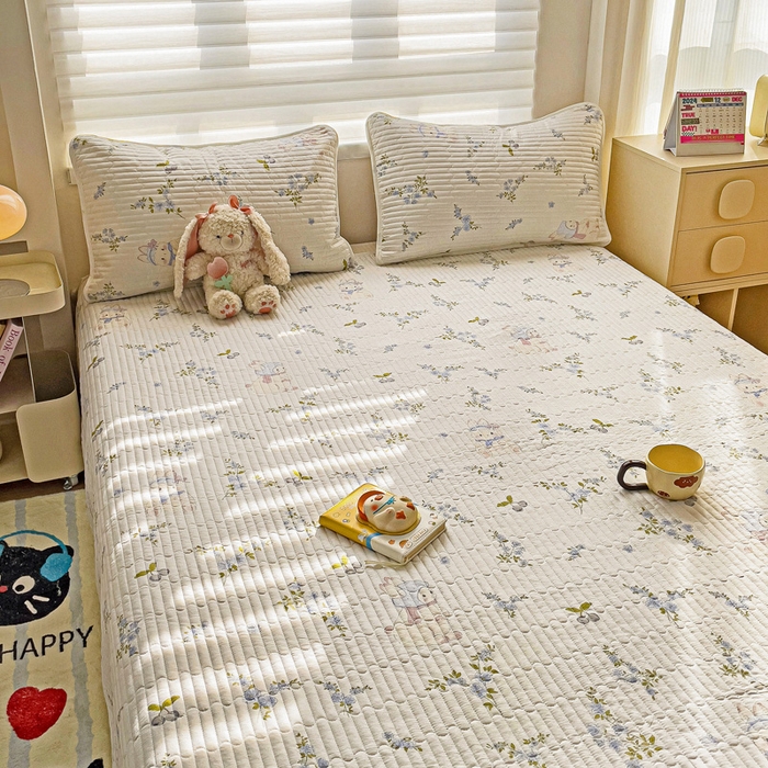 91家纺网 家纺一手货源 找家纺 金鑫汇家纺 2025新款全棉绗缝夹棉印花床盖 花丛兔