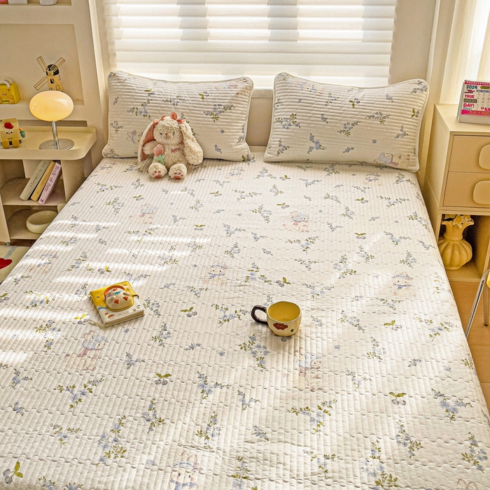 91家纺网 家纺一手货源 找家纺 金鑫汇家纺 2025新款全棉绗缝夹棉印花床盖 花丛兔