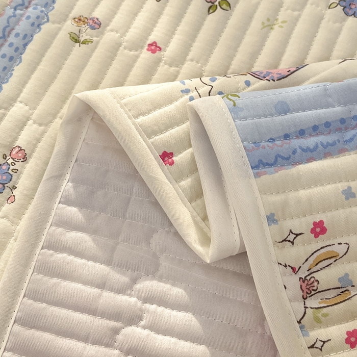 91家纺网 家纺一手货源 找家纺 金鑫汇家纺 2025新款全棉绗缝夹棉印花床盖 快乐萌兔 床盖