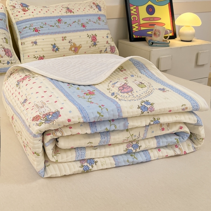 91家纺网 家纺一手货源 找家纺 金鑫汇家纺 2025新款全棉绗缝夹棉印花床盖 快乐萌兔 床盖