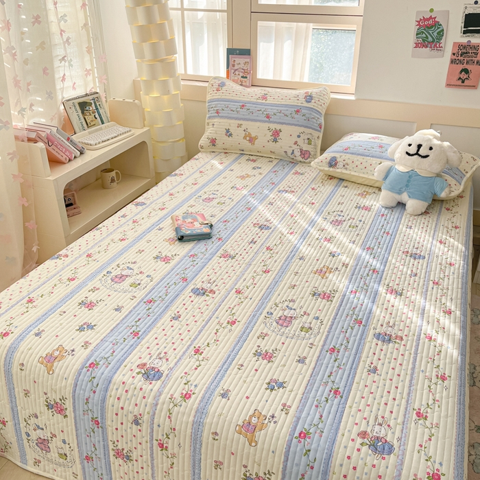 91家纺网 家纺一手货源 找家纺 金鑫汇家纺 2025新款全棉绗缝夹棉印花床盖 快乐萌兔 床盖