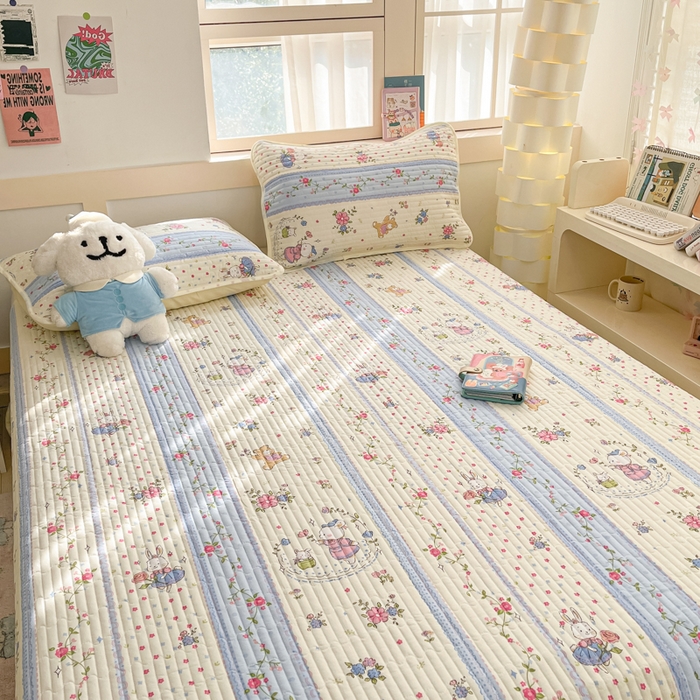 91家纺网 家纺一手货源 找家纺 金鑫汇家纺 2025新款全棉绗缝夹棉印花床盖 快乐萌兔 床盖