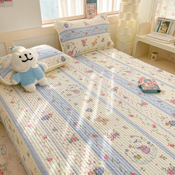 91家纺网 家纺一手货源 找家纺 金鑫汇家纺 2025新款全棉绗缝夹棉印花床盖 快乐萌兔 床盖