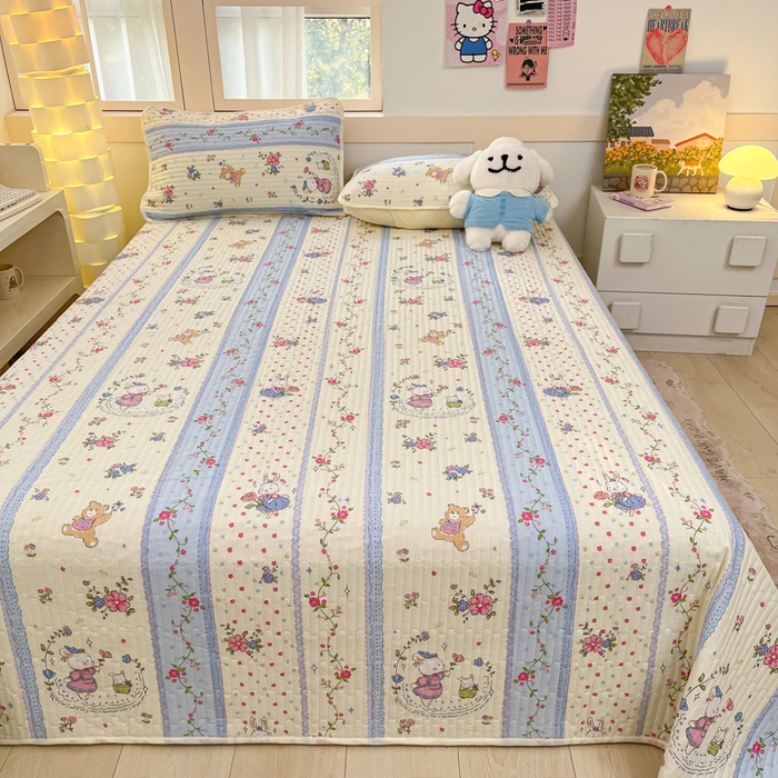 91家纺网 家纺一手货源 找家纺 金鑫汇家纺 2025新款全棉绗缝夹棉印花床盖 快乐萌兔 床盖