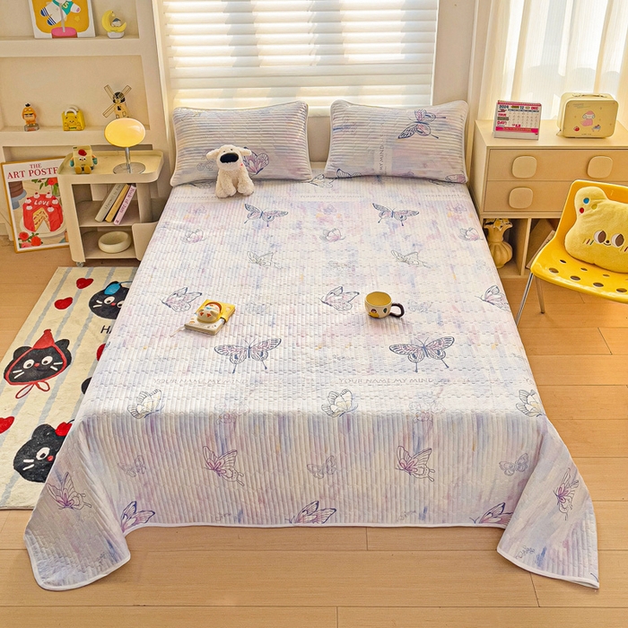 91家纺网 家纺一手货源 找家纺 金鑫汇家纺 2025新款全棉绗缝夹棉印花床盖 梦蝶