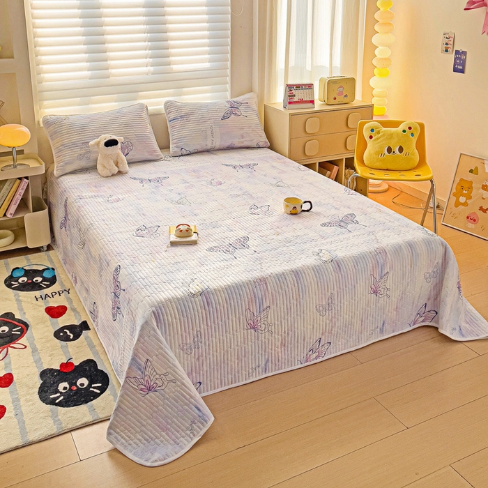 91家纺网 家纺一手货源 找家纺 金鑫汇家纺 2025新款全棉绗缝夹棉印花床盖 梦蝶