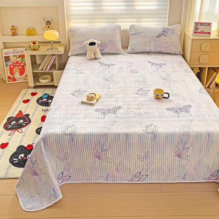 91家纺网 家纺一手货源 找家纺 金鑫汇家纺 2025新款全棉绗缝夹棉印花床盖 梦蝶