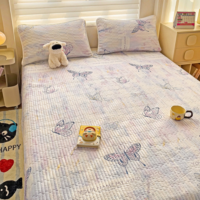 91家纺网 家纺一手货源 找家纺 金鑫汇家纺 2025新款全棉绗缝夹棉印花床盖 梦蝶