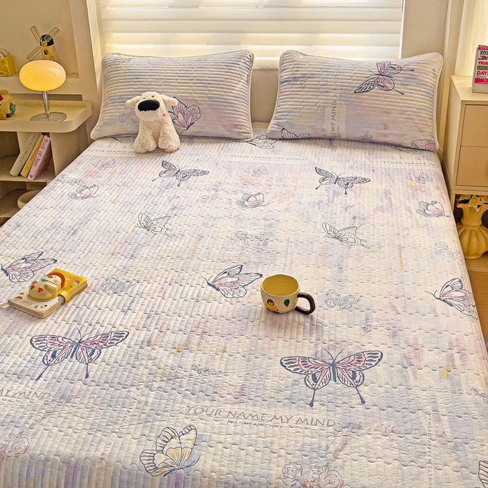 91家纺网 家纺一手货源 找家纺 金鑫汇家纺 2025新款全棉绗缝夹棉印花床盖 梦蝶